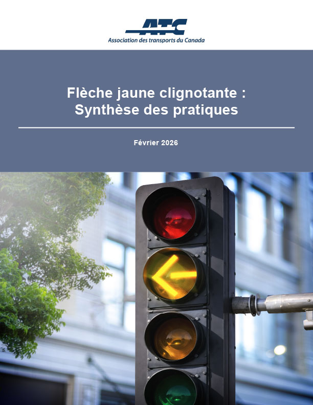 Perspicace, fondé sur des données probantes et tourné vers l’avenir, Flèche jaune clignotante : synthèse des pratiques constitue une ressource essentielle pour les professionnels du transport, les décideurs et les chercheurs qui contribuent à façonner l’avenir de la sécurité routière au Canada. S’appuyant sur une analyse documentaire complète, des entretiens avec des experts, une enquête nationale auprès des administrations canadiennes et des séances de discussion de groupe, le rapport examine le rôle potentiel des feux de circulation à flèche jaune clignotante (feux à FJC) au Canada. Aux États-Unis, les feux à FJC ont transformé la gestion des virages permissifs, en réduisant la confusion des conducteurs, en améliorant la sécurité et en optimisant le rendement opérationnel des intersections. Toutefois, malgré leur adoption généralisée aux États-Unis, cette configuration de signalisation n’a pas encore été mise en œuvre au Canada. La publication Flèche jaune clignotante : synthèse des pratiques explore les raisons de cette situation et les enseignements que le Canada peut tirer de l’expérience américaine. La publication présente une synthèse des données probantes montrant que les administrations américaines ont globalement tiré parti de la mise en œuvre des feux à FJC. Les recherches font état d’une amélioration de la compréhension des conducteurs, d’une réduction des taux de collision lors du remplacement des indications permissives traditionnelles par des feux à FJC, ainsi que d’une amélioration de la sécurité des piétons attribuable à une plus grande propension des conducteurs à céder le passage. Les avantages opérationnels — notamment la flexibilité du phasage et l’atténuation du problème de piégeage — viennent également confirmer la valeur des feux à FJC. La publication met également en lumière des différences importantes dans les pratiques canadiennes en matière de contrôle de la circulation qui devront être prises en compte avant toute adoption. L’utilisation existante des flèches vertes clignotantes au Canada, ainsi que l’intérêt manifesté à l’égard de l’application des feux à FJC sur des voies partagées, soulèvent des défis particuliers qui ne se sont pas posés dans le contexte américain. Enfin, des prochaines étapes sont recommandées, notamment la formalisation des flèches vertes fixes dans le Manuel canadien de la signalisation routière (MCSR), ainsi que l’avancement vers des essais ciblés et des projets pilotes.